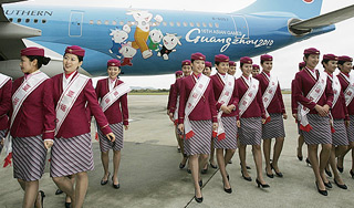 Стюардессы Гонконга перестанут улыбаться Стюардессы Гонконга перестанут улыбаться