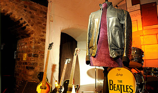 Куртка легенды Beatles ушла за $180 тысяч Куртка легенды Beatles ушла за $180 тысяч
