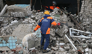 Здание в Таганроге рухнуло из-за снега Здание в Таганроге рухнуло из-за снега
