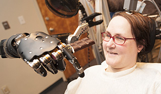 Кибер-рука накормила женщину шоколадкой Кибер-рука накормила женщину шоколадкой