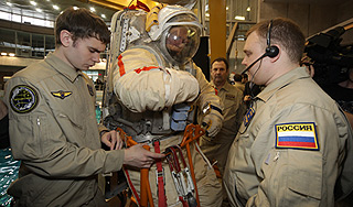 Российским космонавтам увеличили зарплату Российским космонавтам увеличили зарплату