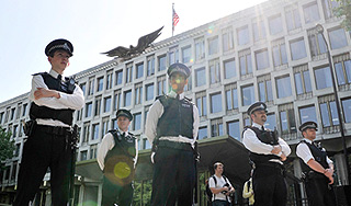 США усиливают охрану посольств США усиливают охрану посольств