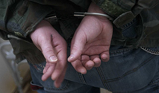 Женщина убежала от полицейского-насильника Женщина убежала от полицейского-насильника