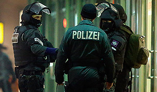 Грабитель 10 часов держал заложника в банке Грабитель 10 часов держал заложника в банке