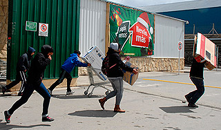 Протестующие грабят магазины в Аргентине Протестующие грабят магазины в Аргентине