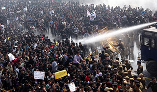 Бунтовщиков в Индии разогнали водометами Бунтовщиков в Индии разогнали водометами