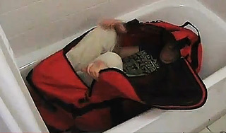 Агент MI6 закрыл себя в сумке и умер Агент MI6 закрыл себя в сумке и умер