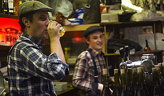 Поляки отравились суррогатным алкоголем Поляки отравились суррогатным алкоголем