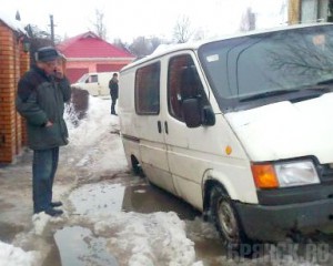 Под микроавтобусом обрушилась дорога rg.ru