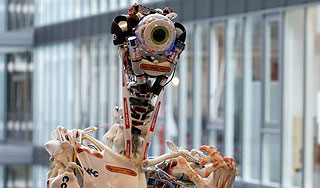 Робот-мальчик поможет пожилым людям Робот-мальчик поможет пожилым людям