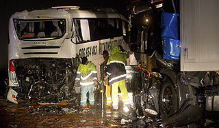 Грузовик врезался в автобус в Подмосковье Грузовик врезался в автобус в Подмосковье