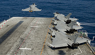 Франция бомбит боевиков в Мали Франция бомбит боевиков в Мали