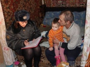 Стражи порядка побывали в неблагополучных семьях