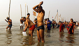 Миллионы паломников смывают грехи в Ганге Миллионы паломников смывают грехи в Ганге