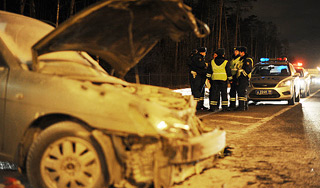 Автомобиль протаранил остановку в Москве Автомобиль протаранил остановку в Москве