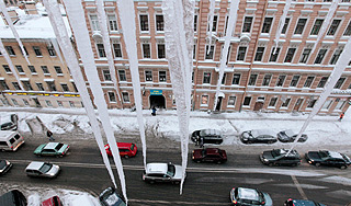 В Петербурге на дворника упала сосулька В Петербурге на дворника упала сосулька