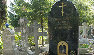 Школьницы сфотографировались на кладбище Школьницы сфотографировались на кладбище