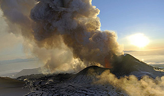 Камчатский вулкан угрожает самолетам Камчатский вулкан угрожает самолетам