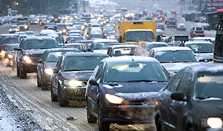 Снегопад парализовал движение в Москве Снегопад парализовал движение в Москве