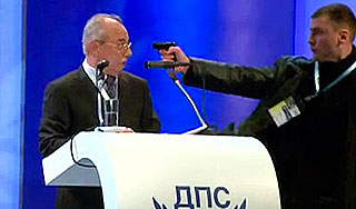 На политика покушались в прямом эфире На политика покушались в прямом эфире