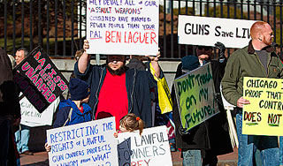 Тысячи защитников оружия бастуют в США Тысячи защитников оружия бастуют в США