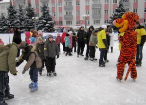 100 детей-сирот пригласили на ледовый праздник в Брянске