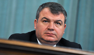 Сердюков один пришел к следователям Сердюков один пришел к следователям