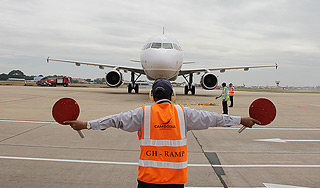 Самолет в Казани задел хвостом маяк Самолет в Казани задел хвостом маяк