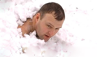 Украинец час лежал в сугробе ради рекорда Украинец час лежал в сугробе ради рекорда