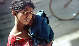 Индийский крестьянин изуродовал cвою дочь Индийский крестьянин изуродовал cвою дочь