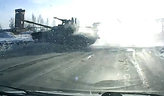 В Нижнем Тагиле танк подрезал машину В Нижнем Тагиле танк подрезал машину