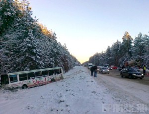 В Брянске столкнулись два легковых авто и пассажирский автобус