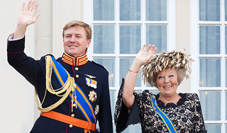 Королева Нидерландов отреклась от престола Королева Нидерландов отреклась от престола