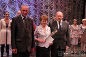 200 учителей получили муниципальные премии