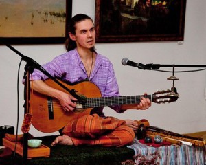 Илья Соковнин зовет брянцев в мир музыки и поэзии