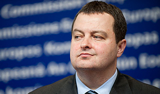 Голая ведущая разыграла премьера Сербии Голая ведущая разыграла премьера Сербии