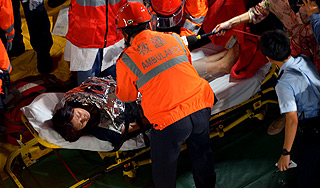 Фуры упали с моста в Китае после взрыва Фуры упали с моста в Китае после взрыва