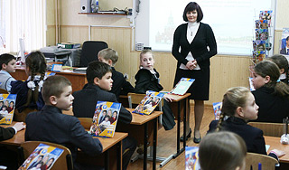 Лучшие учителя получат по 200 тысяч рублей Лучшие учителя получат по 200 тысяч рублей