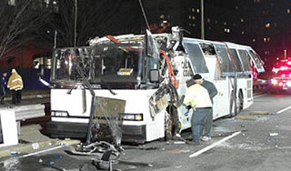 В США автобусу с детьми снесло второй этаж В США автобусу с детьми снесло второй этаж