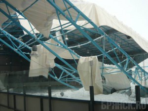 В ледовом дворце «Пересвет» рухнула крыша Последствия обрушения