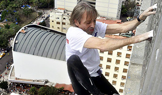 "Человек-паук" покорил кубинский небоскреб "Человек-паук" покорил кубинский небоскреб