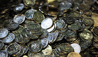 Должник принес приставам 8 мешков монет Должник принес приставам 8 мешков монет