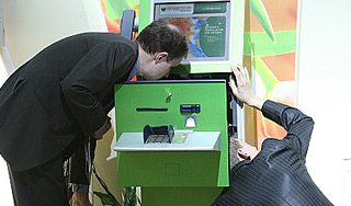 Воры вынесли банкомат на глазах у людей Воры вынесли банкомат на глазах у людей