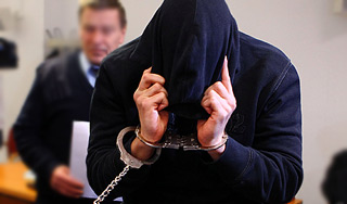 Отчим четыре года насиловал двойняшек Отчим четыре года насиловал двойняшек