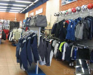 Трое студентов попытались вынести из магазина одежду