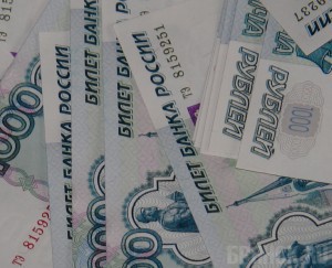 30 тысяч рублей заплатит водитель, ударивший инспектора