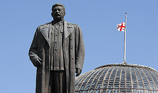 В Грузии Сталина покрасили в розовый цвет В Грузии Сталина покрасили в розовый цвет