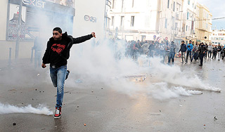 Протестующих в Тунисе травят газом Протестующих в Тунисе травят газом