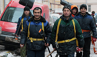 Гастарбайтерам выдадут пластиковые карты Гастарбайтерам выдадут пластиковые карты