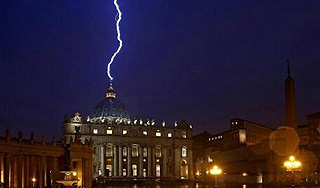 Молния ударила в собор Святого Петра Молния ударила в собор Святого Петра